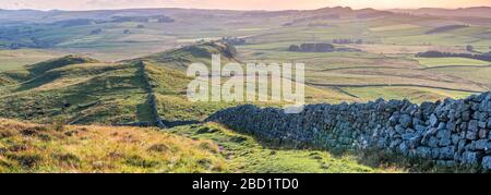 Winshield Crags, Hadrianswall, UNESCO-Weltkulturerbe, Melkridge, Haltwhistle, Northumberland, England, Großbritannien, Europa Stockfoto