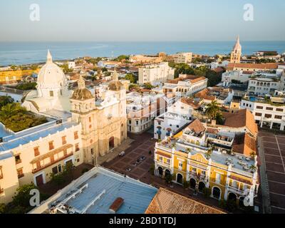 Luftaufnahme mit der Drohne der Cartagena-Altstadt, Bolivar Department, Kolumbien, Südamerika Stockfoto