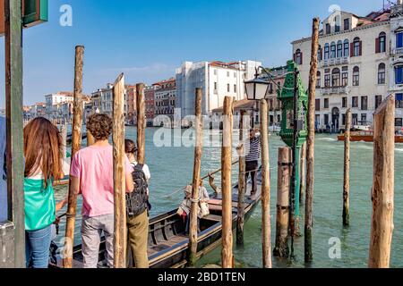 Leute warten auf ein Traghetto oder Fähre an der S Tomà Traghetto Station zu gehen, um sie über den Canal Grande, Venedig Italien zu bringen Stockfoto