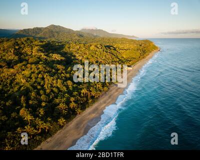 Luftaufnahme mit der Drohne von Playa los Angeles, Abteilung Magdalena, Karibik, Kolumbien, Südamerika Stockfoto