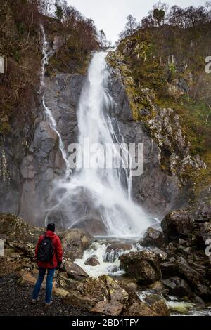 Aber Falls in voller Kraft während des Sturms Jorge, Wales Stockfoto