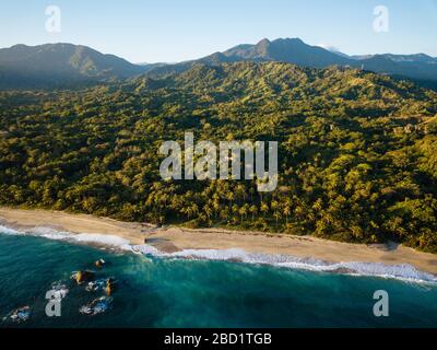 Luftaufnahme mit der Drohne von Playa los Angeles, Abteilung Magdalena, Karibik, Kolumbien, Südamerika Stockfoto