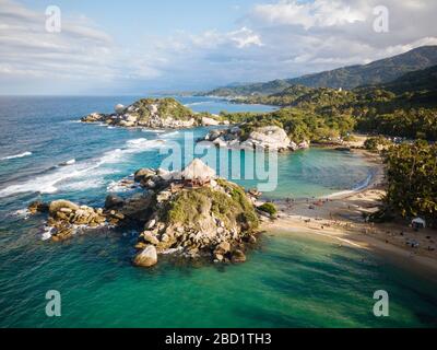 Luftbild mit der Drohne des Tayrona-Nationalparks, des Departements Magdalena, der Karibik, Kolumbien, Südamerika Stockfoto