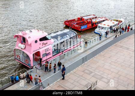 Moskau, Russland - 8. Juli 2019: Flusskreuzfahrtschiffen ein auf dem Moskauer Fluss geleertes Flussschiff auf dem Kotelnicheskaja-Ufer Stockfoto