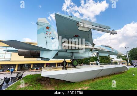 Moskau, Russland - 8. Juli 2019: Militärfighter Sukhoi SU-27 Flanker in der Nähe des Pavillons 'SPace' an der VDNKh Stockfoto