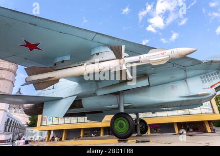 Moskau, Russland - 8. Juli 2019: Militärfighter Sukhoi SU-27 Flanker in der Nähe des Pavillons 'SPace' an der VDNKh Stockfoto