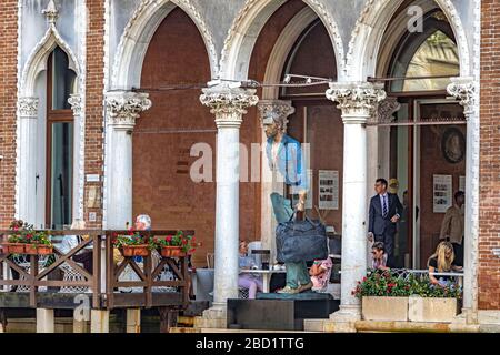 Bleu de Chine des Künstlers Bruno Catalano auf der Terrasse des Sina Centurion Palace Hotels mit Blick auf den Canal Grande, Venedig, Italien Stockfoto