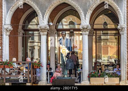 Bleu de Chine des Künstlers Bruno Catalano auf der Terrasse des Sina Centurion Palace Hotels mit Blick auf den Canal Grande, Venedig, Italien Stockfoto