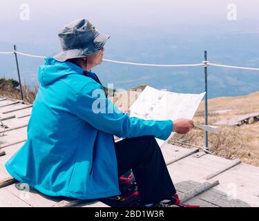 Mann mit Blick auf den Berg Daisen in Tottori, Japan. Stockfoto