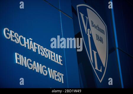 München, Deutschland. April 2020. Neben dem Büro hängt ein Schild mit dem Logo des Vereins. Der Zweitliga-Fußballverein VfL Dortmund ist einer der in der Corona-Krise stark gefährdeten Vereine. Bereits im Mai 2020 könnte dem ehemaligen Bundesligisten im schlimmsten Fall die Zahlungsunfähigkeit drohen. Kredit: Fabian Strauch / dpa / Alamy Live News Stockfoto