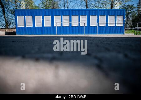 München, Deutschland. April 2020. Die Fahrkartenschalter am Eingang des Vonovia Ruhrstadions sind geschlossen. Der Zweitliga-Fußballverein VfL Dortmund ist einer der in der Corona-Krise stark gefährdeten Vereine. Bereits im Mai 2020 könnte dem ehemaligen Bundesligisten im schlimmsten Fall die Zahlungsunfähigkeit drohen. Kredit: Fabian Strauch / dpa / Alamy Live News Stockfoto