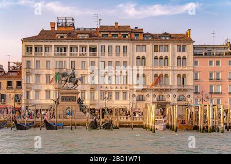 Denkmal für Victor Emmanuel II. Vor dem Londra Palace Hotel, ein luxuriöses Hotel am Wasser in der Nähe des Markusplatzes Venedig, Italien Stockfoto