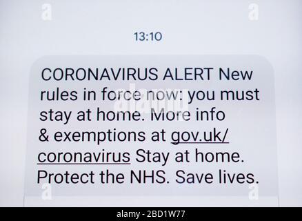 Der Coronavirus-Kovid-19-Text zur Lockdown-Anweisung, der von der Regierung im März 2020 während der ersten Phase der Pandemie an alle britischen Menschen gesendet wurde Stockfoto