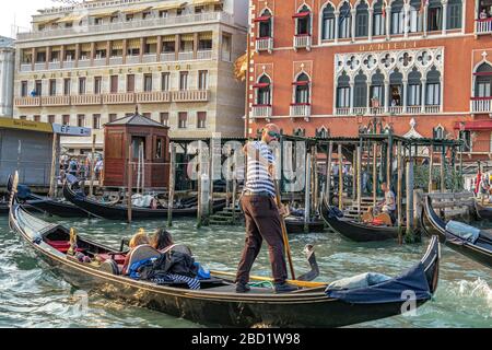 Touristen, die eine Gondelfahrt vor dem Hotel Danieli auf dem Canal Grande, Venedig, Italien Stockfoto