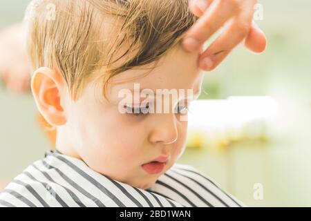 Ein kleiner Junge in einem Friseursalon Stockfoto