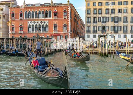 Touristen, die eine Gondelfahrt vor dem Hotel Danieli auf dem Canal Grande, Venedig, Italien Stockfoto