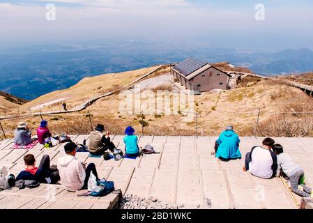 Wanderer genießen Mittagessen auf dem Gipfel des Daisen in Tottori, Japan. Stockfoto