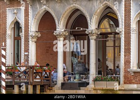 Bleu de Chine des Künstlers Bruno Catalano auf der Terrasse des Sina Centurion Palace Hotels mit Blick auf den Canal Grande, Venedig, Italien Stockfoto