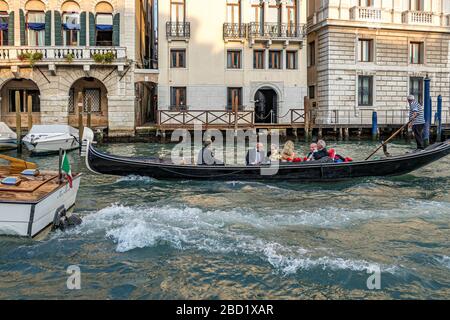 Eine Hochzeitsgesellschaft, die eine Gondelfahrt entlang des Canale Grande in Venedig, Italien, Unternehmen Stockfoto