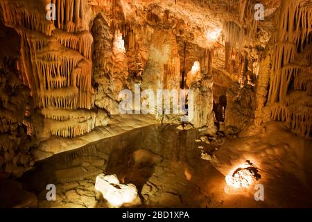 Höhlenkorallen im Soreq Stalactite Cave Nature Reserve (auch Avshalom Cave genannt). Diese 82 Meter lange, 60 Meter breite Höhle liegt an den Westhängen von Stockfoto