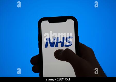 LONDON, Großbritannien - 6. April 2020: NHS National Health Service Logo auf einem Smartphone Stockfoto