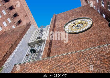 Oslo, Ostlandet/Norwegen - 2019/08/30: Fassade des historischen Gebäudes des Rathauses - Radhuset - mit astronomischer Turmuhr im Viertel Pipervika der Stadt cen Stockfoto