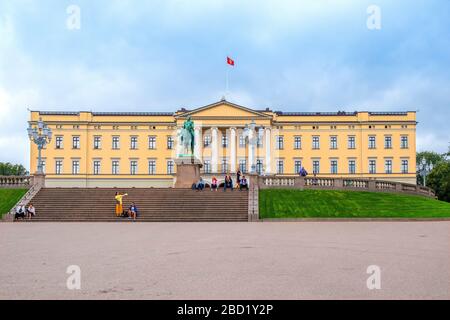 Oslo, Ostlandet/Norwegen - 2019/08/30: Fassade des Königlichen Palastes von Oslo - Slottet - Hügel von Bellevuehoyden vom Slottsplassen Platz im historischen Zentrum aus gesehen Stockfoto