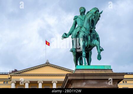 Oslo, Ostlandet/Norwegen - 2019/08/30: Statue von König Karl dem 14. Johannes - Karl dem 14. Johan - vor dem Königlichen Palast von Oslo, Slottet, in Slottsplassen Stockfoto