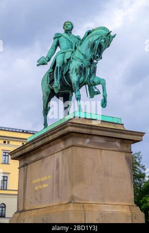 Oslo, Ostlandet/Norwegen - 2019/08/30: Statue von König Karl dem 14. Johannes - Karl dem 14. Johan - vor dem Königlichen Palast von Oslo, Slottet, in Slottsplassen Stockfoto