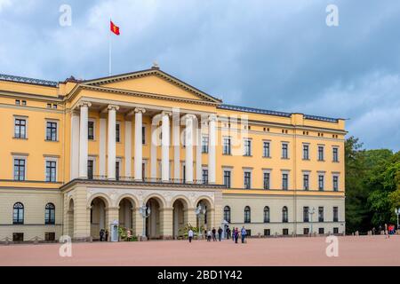 Oslo, Ostlandet/Norwegen - 2019/08/30: Fassade des Königlichen Palastes von Oslo - Slottet - Hügel von Bellevuehoyden vom Slottsplassen Platz im historischen Zentrum aus gesehen Stockfoto