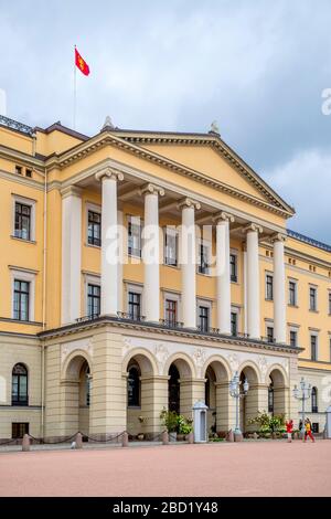 Oslo, Ostlandet/Norwegen - 2019/08/30: Fassade des Königlichen Palastes von Oslo - Slottet - Hügel von Bellevuehoyden vom Slottsplassen Platz im historischen Zentrum aus gesehen Stockfoto