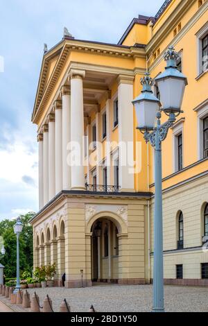 Oslo, Ostlandet/Norwegen - 2019/08/30: Fassade des Königlichen Palastes von Oslo - Slottet - Hügel von Bellevuehoyden vom Slottsplassen Platz im historischen Zentrum aus gesehen Stockfoto