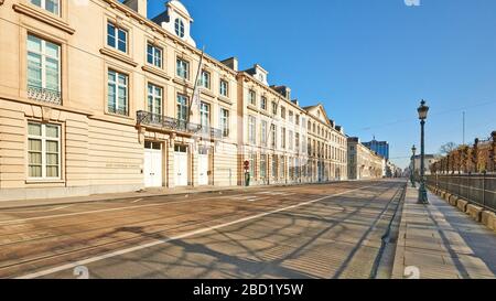 Brüssel, Belgien - 05. April 2020: Die Straße Royale in Brüssel ohne Menschen während der Einsperrung. Stockfoto