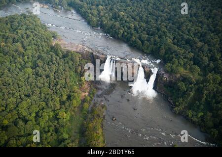 Athirappilly Falls in Chalakudy Taluk des Distrikts Thrissur in Kerala, Indien Stockfoto