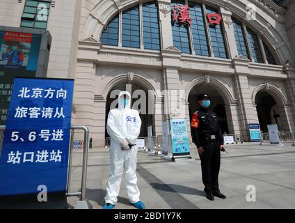 Wuhan, Chinas Provinz Hubei. April 2020. Polizeibeamte stehen am Bahnhof Hankou in Wuhan, der zentralchinesischen Provinz Hubei, am 6. April 2020. Die mittelchinesische Stadt Wuhan, einst das Epizentrum des neuartigen Coronavirus-Ausbruchs, wird nach Angaben des örtlichen Eisenbahners den Betrieb von fast 100 Personenzügen ab dem 8. April wieder aufnehmen. Seit dem 28. März fahren in Wuhan 17 Züge an, die ausfahrenden Züge werden nach Angaben der örtlichen Behörden am 8. April wieder in Betrieb genommen. Credit: Zhao Jun/Xinhua/Alamy Live News Stockfoto