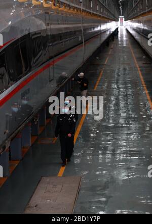 Wuhan, Chinas Provinz Hubei. April 2020. Polizeibeamte patrouillieren am 6. April 2020 in Wuhan, der zentralchinesischen Provinz Hubei. Die mittelchinesische Stadt Wuhan, einst das Epizentrum des neuartigen Coronavirus-Ausbruchs, wird nach Angaben des örtlichen Eisenbahners den Betrieb von fast 100 Personenzügen ab dem 8. April wieder aufnehmen. Seit dem 28. März fahren in Wuhan 17 Züge an, die ausfahrenden Züge werden nach Angaben der örtlichen Behörden am 8. April wieder in Betrieb genommen. Credit: Zhao Jun/Xinhua/Alamy Live News Stockfoto
