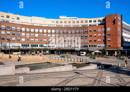 Oslo, Ostlandet/Norwegen - 2019/08/30: Fridtjof Nansens plass Platz vor dem historischen Gebäude der Oslo City Hall - Radhuset - im Viertel Pipervika Stockfoto