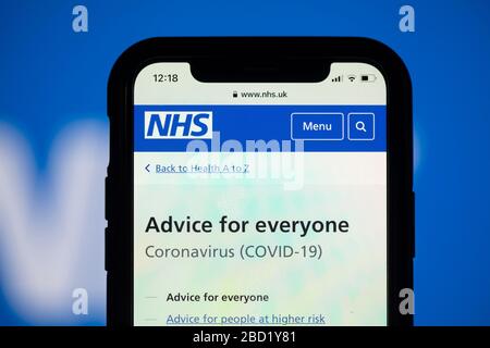 LONDON, Großbritannien - 6. April 2020: NHS Coronavirus Online-Support und Beratung Stockfoto