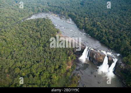 Athirappilly Falls in Chalakudy Taluk des Distrikts Thrissur in Kerala, Indien Stockfoto