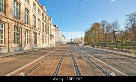 Brüssel, Belgien - 05. April 2020: Die Straße Royale in Brüssel ohne Menschen während der Einsperrung. Stockfoto