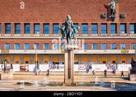 Oslo, Ostlandet/Norwegen - 2019/09/02: Die Skulptur von Gustav Vigeland vor dem historischen Gebäude des Rathauses - Radhuset - gegenüber dem Oslofjord in Pipervika Stockfoto