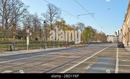 Brüssel, Belgien - 05. April 2020: Die Straße Royale in Brüssel ohne Menschen während der Einsperrung. Stockfoto