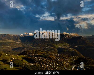 Blick auf die berge, die seiser alm und den Schiliar. Stockfoto