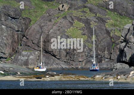 Segelyachten vor Anker und Robben auf Felsen, Loch Scavaig, Isle of Skye, Hebrides, Schottland Stockfoto