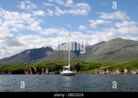 Segelyacht in Soay Hafen, Soay, Isle of Skye, Hebrides, Schottland verankert Stockfoto