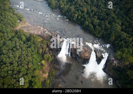 Athirappilly Falls in Chalakudy Taluk des Distrikts Thrissur in Kerala, Indien Stockfoto