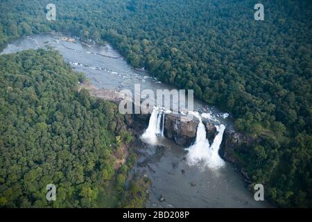 Athirappilly Falls in Chalakudy Taluk des Distrikts Thrissur in Kerala, Indien Stockfoto