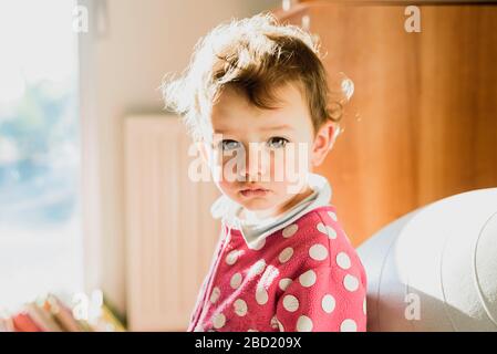 Portrait von liebenswürdig geborenem Mädchen mit Hintergrundbeleuchtung ein warmer Morgen in seiner Entwicklung. Stockfoto