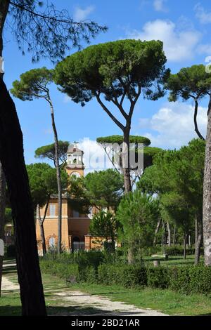 Casina dell'Orologio und Piazza di Siena im Park Villa Borghese in der Stadt Rom, Italien Stockfoto