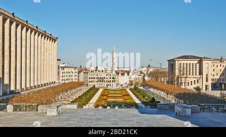 Brüssel, Belgien - 05. April 2020: Der "Montt des arts" in Brüssel ohne Menschen während der Einsperrung. Stockfoto